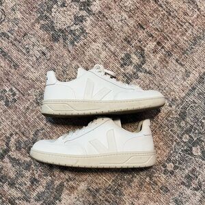 White Veja sneakers. In excellent condition